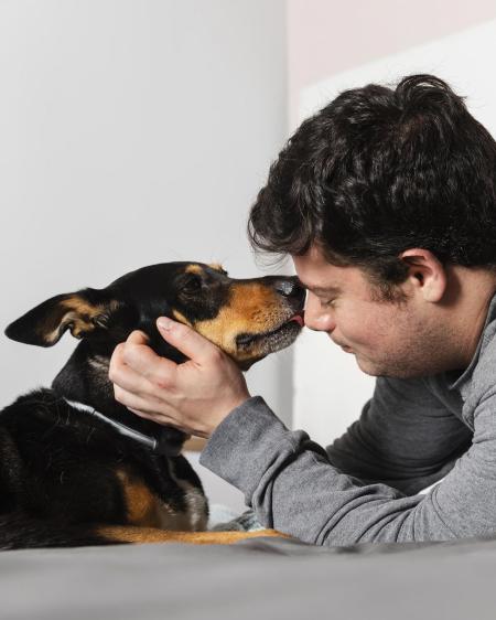 Homem acariciando cachorro