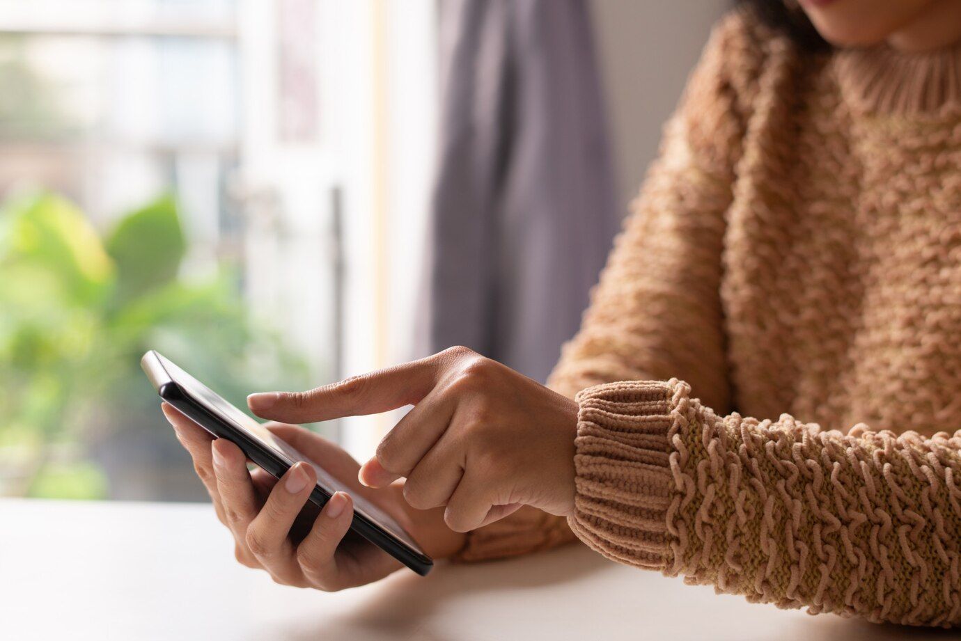 Mulher é suspeita de extorquir homem que conheceu em app de 'namoro de luxo'