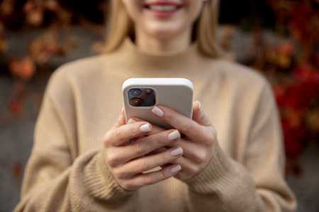 Imagem de jovem mexendo em iphone, celular da Apple