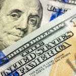 Ibovespa fecha em máxima histórica e dólar cai para R$5,60