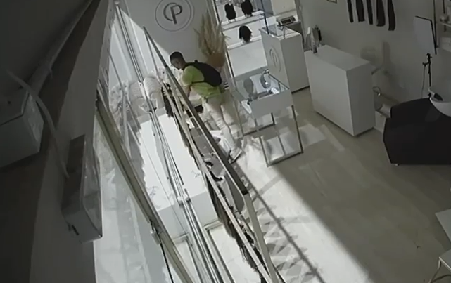 Câmeras flagram momento em que cabelos de R$ 300 mil são roubados; veja vídeo