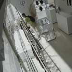 Câmeras flagram momento em que cabelos de R$ 300 mil são roubados; veja vídeo