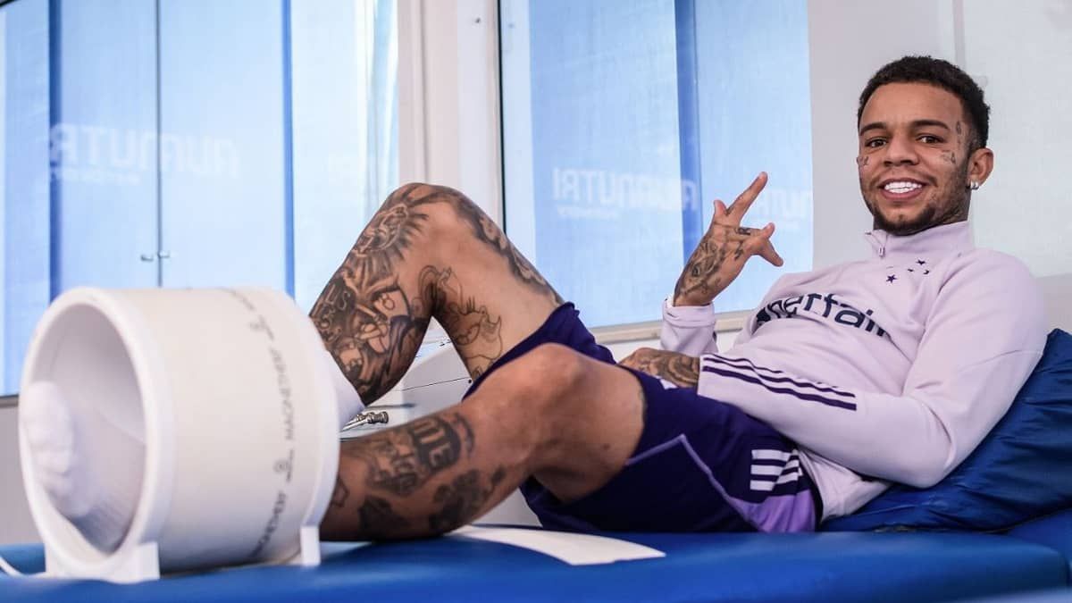 Rafael Bilu, do Cruzeiro, começa processo de fisioterapia após grave lesão