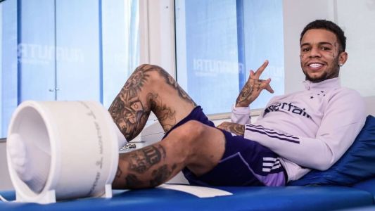 Clube divulgou imagem do atleta em tratamento