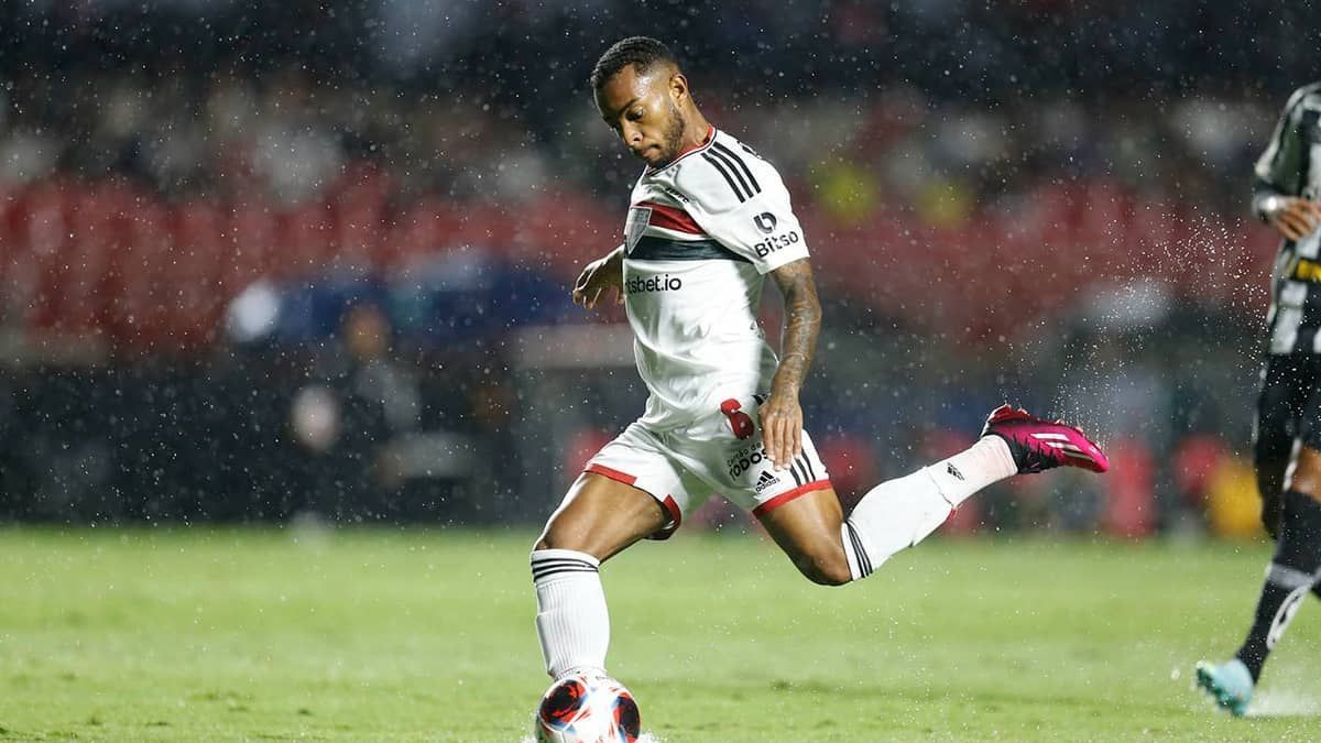 Clube inglês faz sondagem por lateral do São Paulo