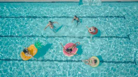 Como a socialização em clubes melhora o ambiente de trabalho
