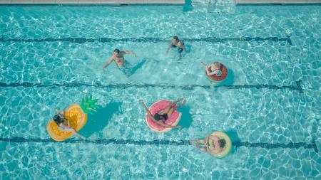 Como a socialização em clubes melhora o ambiente de trabalho