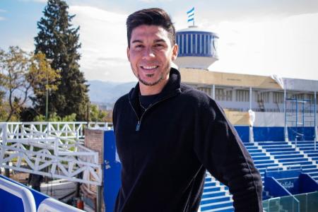 Pol Fernández posa para foto em seu novo clube, o Godoy Cruz-ARG