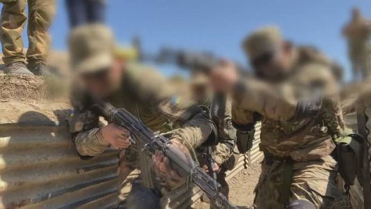 CNN acompanha treino de soldados ucranianos em campo secreto na Inglaterra.