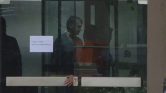 Bolsonaro e Michelle foram vistos por poucos segundos na entrada da superintendência da PF