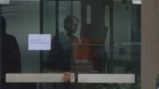 Bolsonaro e Michelle foram vistos por poucos segundos na entrada da superintendência da PF