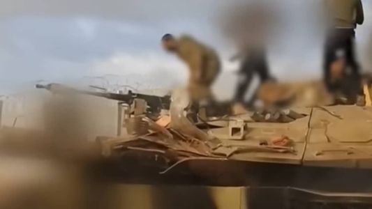 CNN confirmou a autenticidade do vídeo que mostra soldados do Hamas retirando israelense de tanque