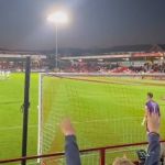 Cobrança bizarra de pênalti na Copa da Liga Inglesa viraliza nas redes; assista