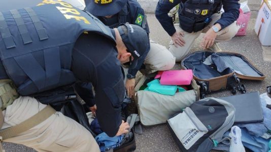 Foto mostra cocaína apreendida pela Polícia Federal em Betim (MG)