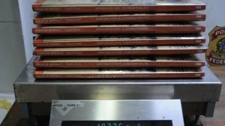 Cocaína estava escondida em livros