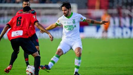 Coelho estreia na temporada com goleada