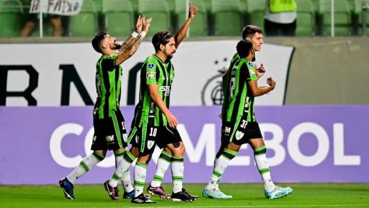 Coelho teve grande atuação e goleou o tradicional Peñarol