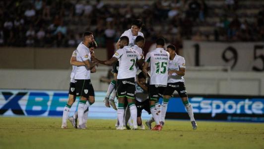 Jogadores do América comemoram gol na vitória por 3 a 1 sobre a Ferroviária na Série B 2025