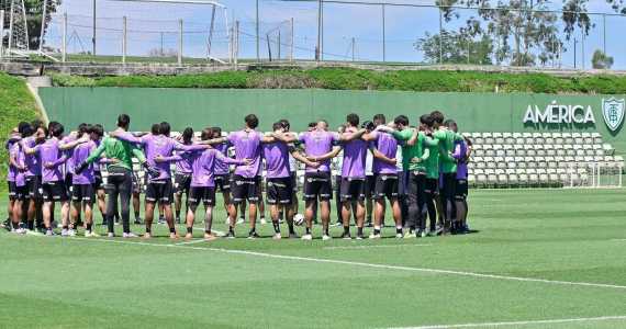 Time do América reunido para treino em 2025