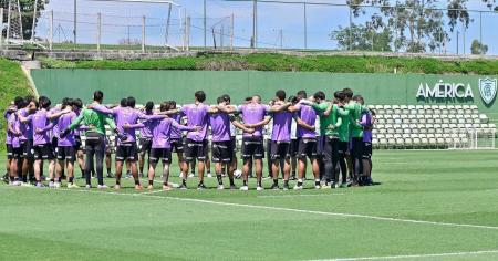 Time do América reunido para treino em 2025