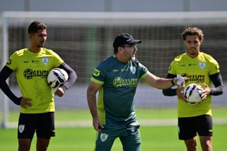 Enderson Moreira durante treino no América em 2025