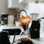 É verdade que tomar café amarela os dentes?