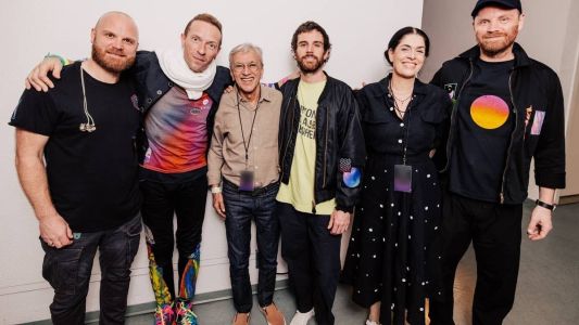 Coldplay se apresenta ao lado de filhos de Caetano Veloso