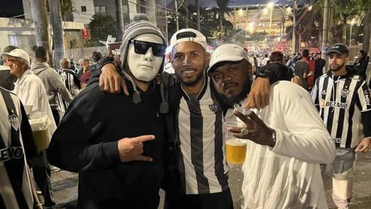 Cole Markin (centro) teve conta hackeada nessa terça