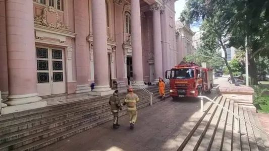 Colegio pegou fogo em março deste ano
