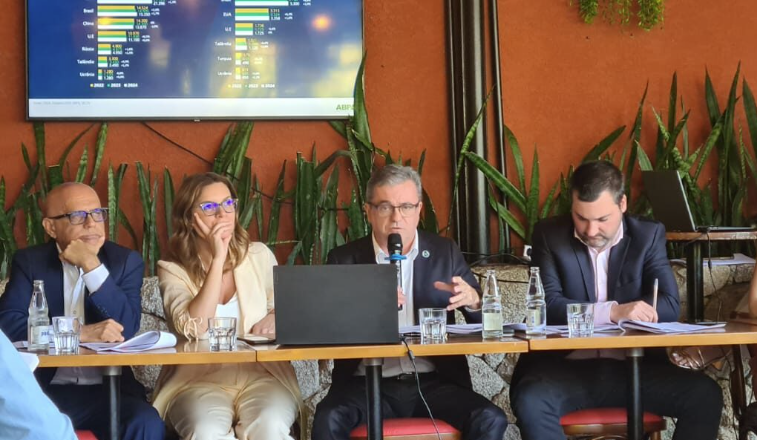 ABPA projeta alta para os mercados de aves e suínos em 2024; entenda