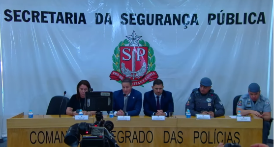 Na coletiva de imprensa sobre a morte do ex-delegado-geral Ruy Fontes, a diretora do DHPP, Ivalda Aleixo, o secretário da Segurança Pública, Guilherme Derrite, o delegado-geral da Polícia, Artur José Dian, o comandante geral da Polícia Militar, Coronel PM Coutinho e o chefe da Inteligência da PM, Coronel PM Pedro Luís