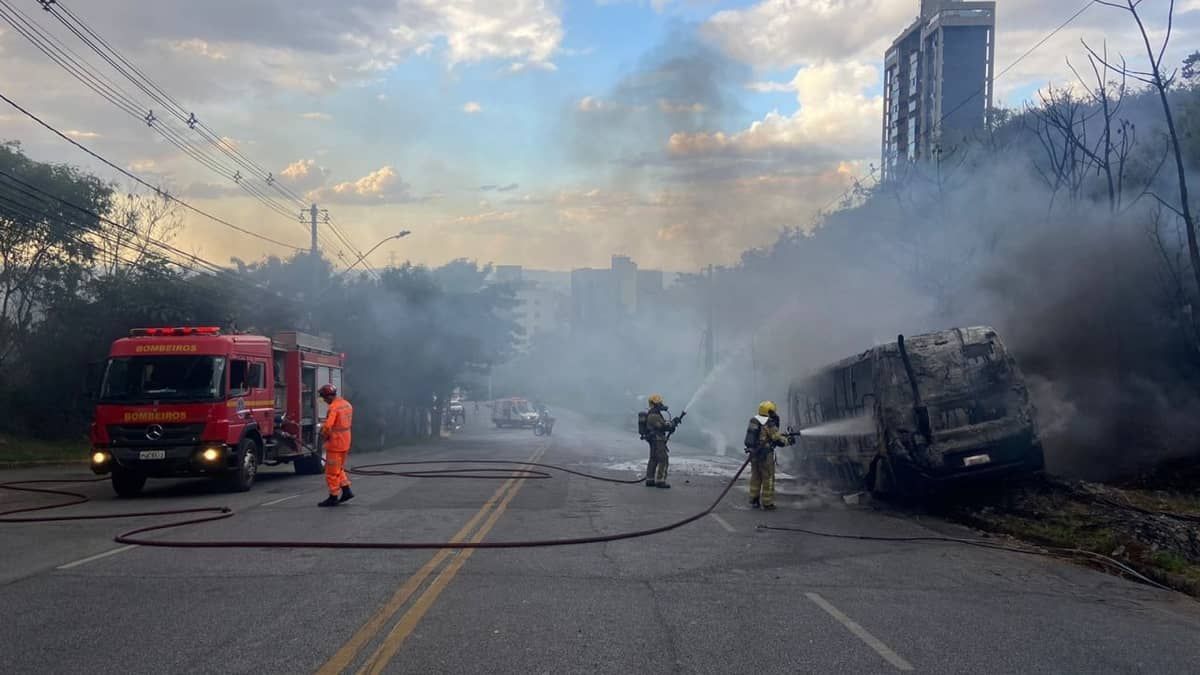 Incêndio em ônibus: Fhemig confirma que 17 pessoas foram atendidas em hospitais de BH  