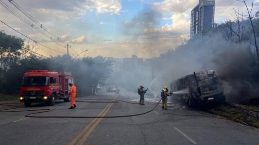 Coletivo ficou completamente destruído pelas chamas