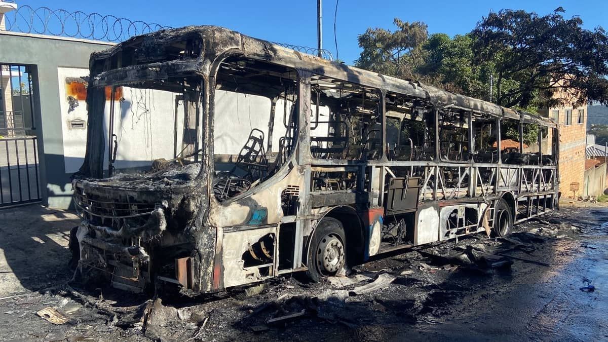 Ônibus pega fogo em Vespasiano e chamas altas ameaçam outros veículos 