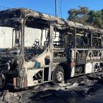 Ônibus pega fogo em Vespasiano e chamas altas ameaçam outros veículos 