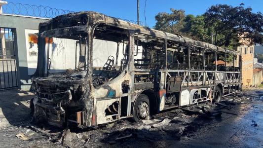 Coletivo incendiado mobilizou bombeiros em Vespasiano