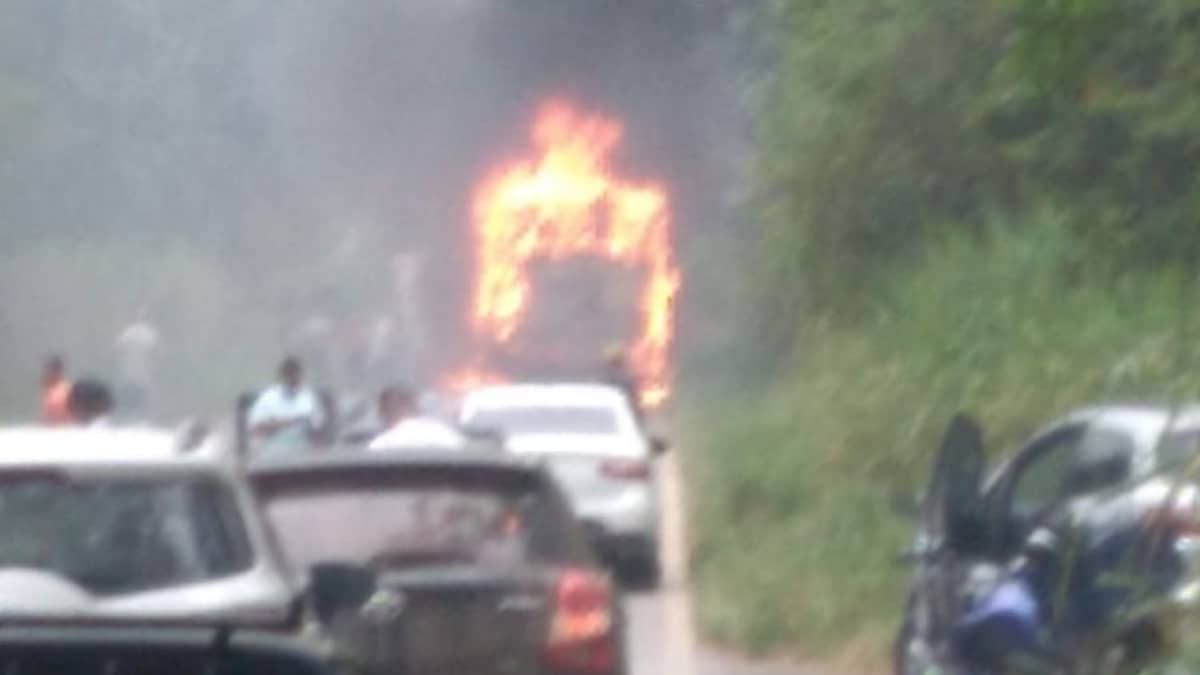 Vídeo: ônibus coletivo pega fogo na MG-435 em Caeté e rodovia fica parcialmente interditada  