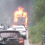 Vídeo: ônibus coletivo pega fogo na MG-435 em Caeté e rodovia fica parcialmente interditada