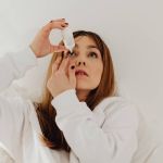 Quatro pessoas morrem e 14 ficam cegas após uso de colírio contaminado com superbactéria