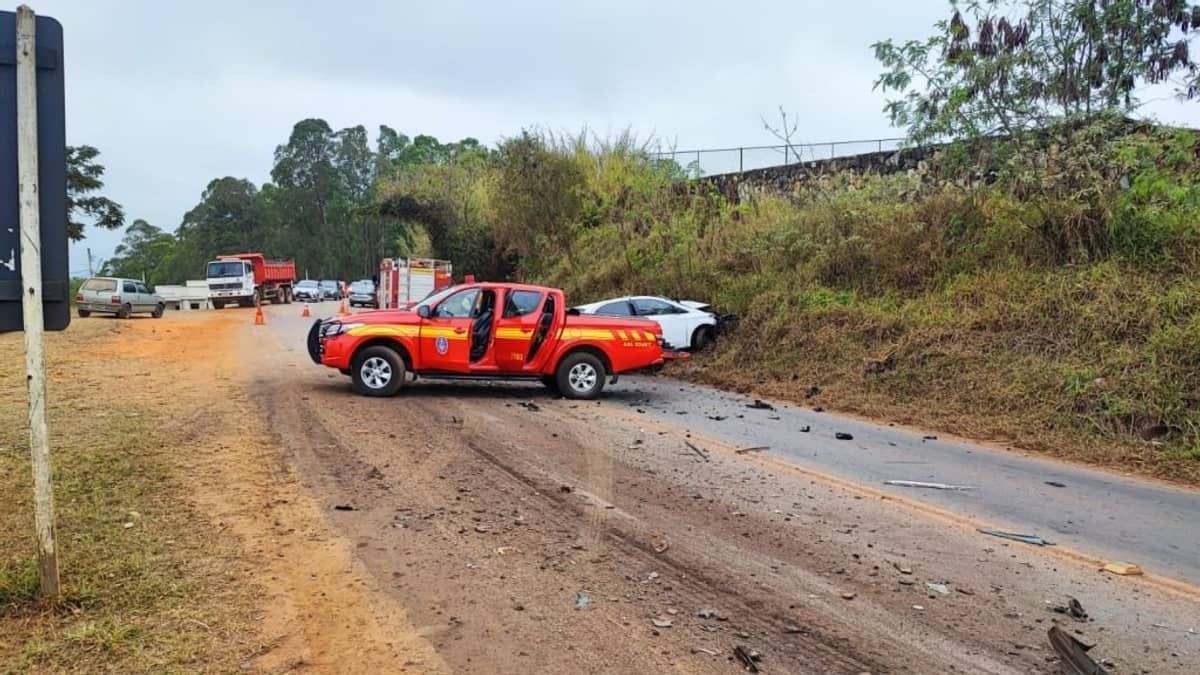 Colisão frontal na MG-129 resulta em motorista preso às ferragens