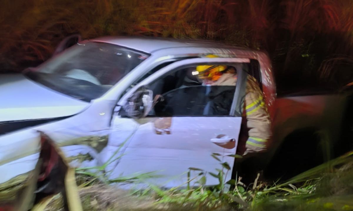Motorista fica ferido em colisão entre carro e caminhonete na BR 267