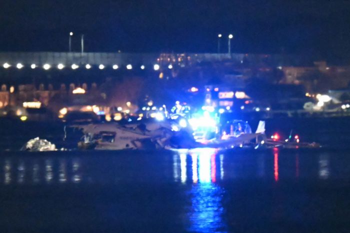 Parte dos destroços é vista enquanto barcos de resgate vasculham as águas do Rio Potomac depois que um avião que se aproximava do Aeroporto Nacional Reagan caiu no rio nos arredores de Washington, DC.