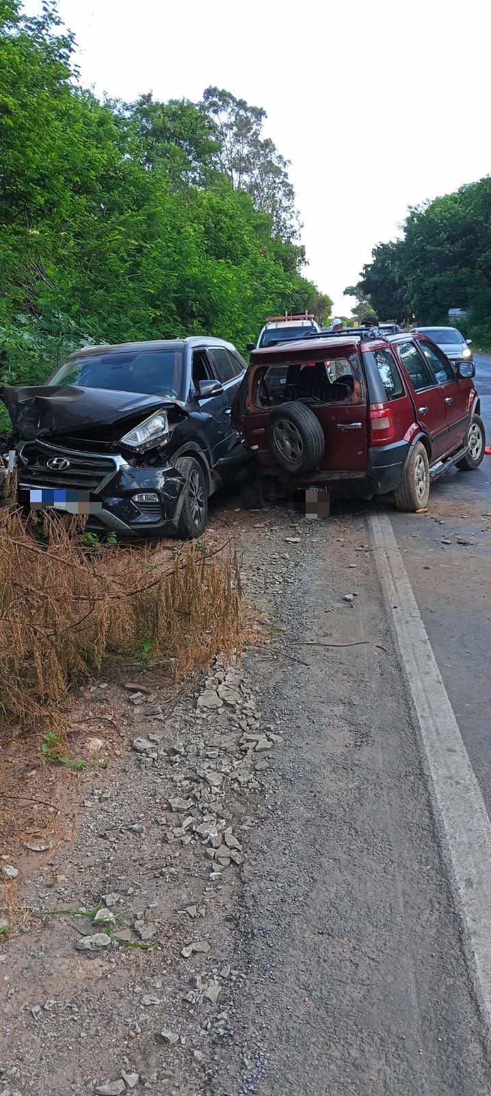 Idosa fica ferida em acidente entre dois carros na MGC-122, em Nova Porteirinha