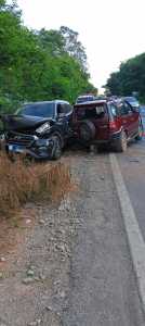 Colisão de carros em acostamento de rodovia em Montes Claros