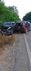 Colisão de carros em acostamento de rodovia em Montes Claros