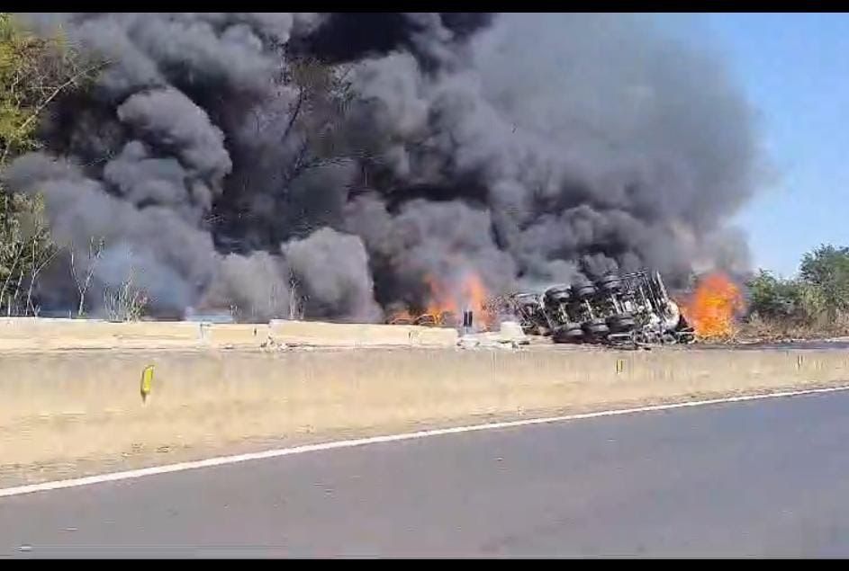 Colisão entre carreta e bitrem provoca capotamento e incêndio na BR-050, no Triângulo Mineiro
