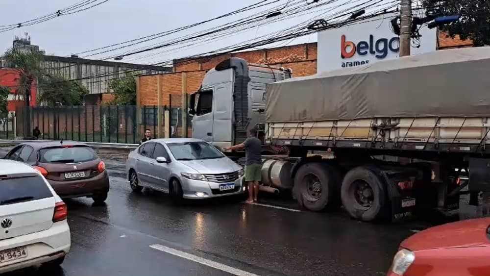 Chuva provoca acidentes e trânsito em BH e região na manhã desta segunda 