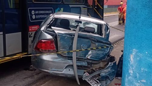 Colisão entre carro e ônibus deixa duas pessoas feridas em BH