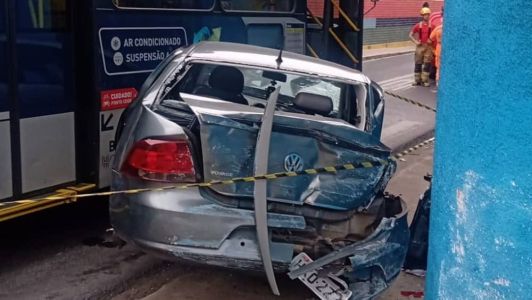 Colisão entre carro e ônibus deixa duas pessoas feridas em BH