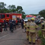 Colisão frontal entre veículos causa mortes e deixa ferido na Zona da Mata